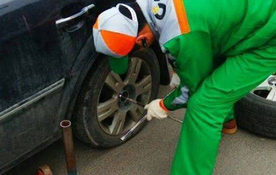 洛南县流动补胎联系电话，最近24小时上门补胎换备胎救援服务收费标准