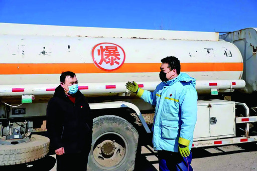 送油到村口 服务春耕不用愁