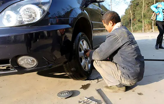 新兴-新建24小时流动补胎电话查询最近，移动补胎轮胎救援怎么收费(图1)