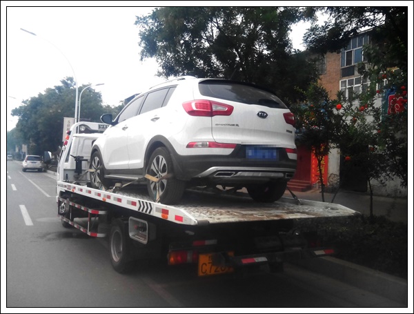 高速救援接电多少钱_高速救援搭电有免费的吗_附近高速汽车搭电救援