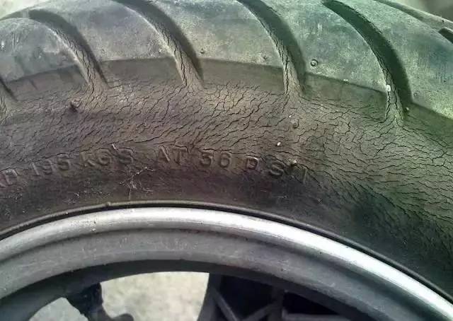 高速前轮爆胎亲身经历_高速公路前轮爆胎_高速车前轮爆胎怎么办